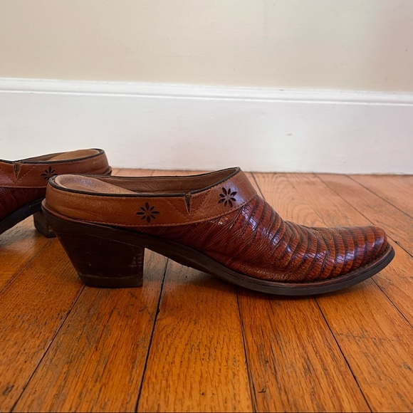 ARIAT western style pointed toe mules. Low heel. Genuine leather. 7. - Picture 4 of 6